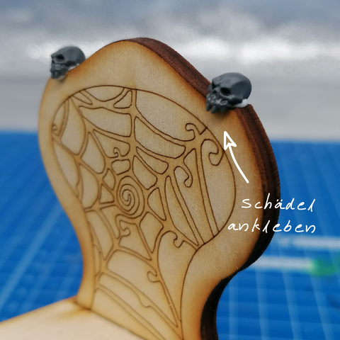 Miniaturschädel ankleben